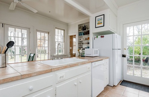 Unionville House | Unique waterfront home with private beach