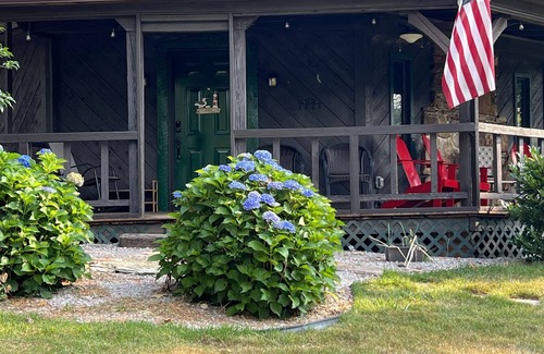 Monticello Cottage | Uniquely styled octagon shaped home. Just 2 miles to the lake