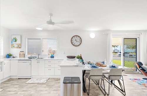 Slade Point House | Unit 1 Anna, 1 Bedroom Unit Beachside Mackay at beautiful Lamberts Beach, AU