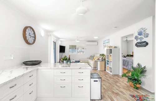 Slade Point House | Unit 1 Anna, 1 Bedroom Unit Beachside Mackay at beautiful Lamberts Beach, AU