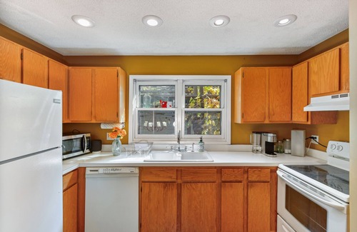 Riverview House | Unit 2 Historic Irvine Park House near West 7th Bars, Restaurants, Xcel, River