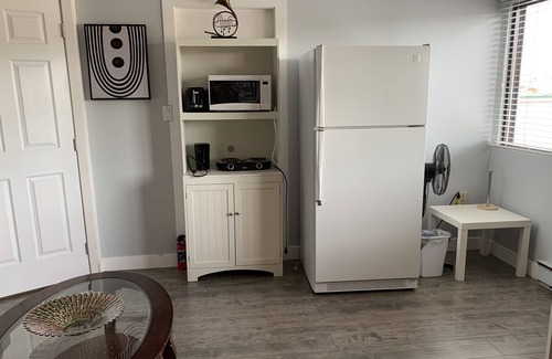 Aldergrove Apartment | UNIT 200A-Bright sunny apartment-2 Beds,1 bathroom,pantry/dining. Food $5 a meal