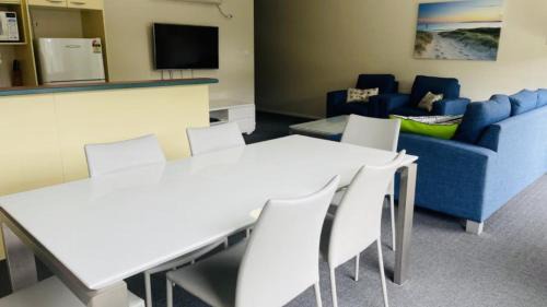 Flynns Beach House | Unit 237 Flynns Beach Resort
