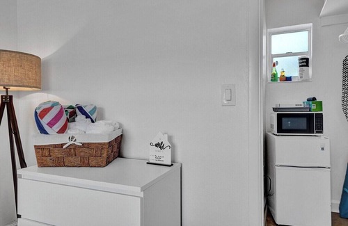 North Beach Apartment | UNIT #3 Waves on Desoto Studio with a Pool
