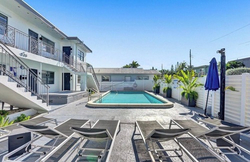 North Beach Apartment | UNIT #3 Waves on Desoto Studio with a Pool
