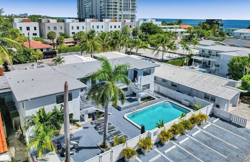 North Beach Apartment | UNIT #3 Waves on Desoto Studio with a Pool
