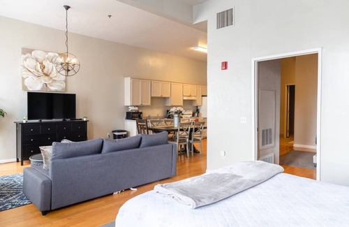 Gaslamp Quarter Hotel | UNIT #402 1-bedroom/1-bath 700 sq. ft suite with Parking & 3 Beds including a full kitchen - Washer/Dryer