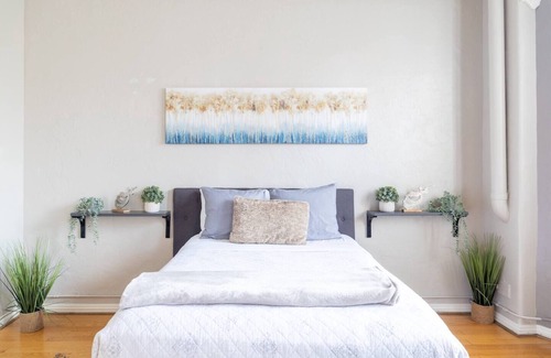 Gaslamp Quarter Hotel | UNIT #402 1-bedroom/1-bath 700 sq. ft suite with Parking & 3 Beds including a full kitchen - Washer/Dryer