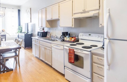 Gaslamp Quarter Hotel | UNIT #402 1-bedroom/1-bath 700 sq. ft suite with Parking & 3 Beds including a full kitchen - Washer/Dryer