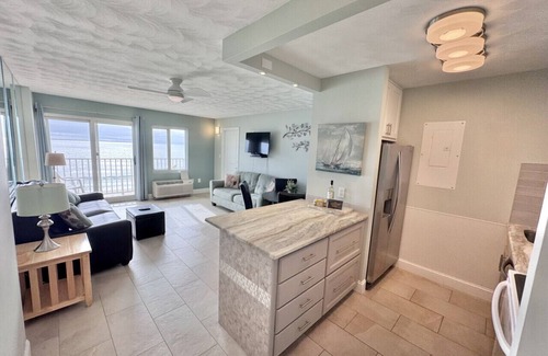 Northeast Virginia Beach Apartment | Unit 706 -Relaxing Oceanfront Condo w/2 Queen Beds