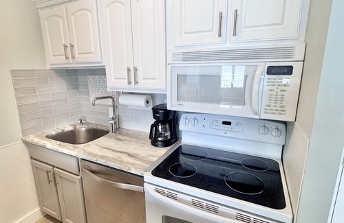 Northeast Virginia Beach Apartment | Unit 706 -Relaxing Oceanfront Condo w/2 Queen Beds