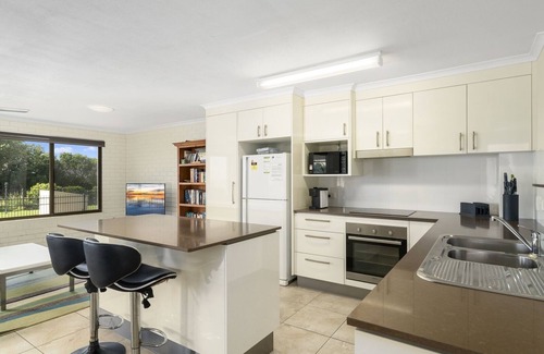 Woorim Apartment | Unit Opposite Beach + Pool