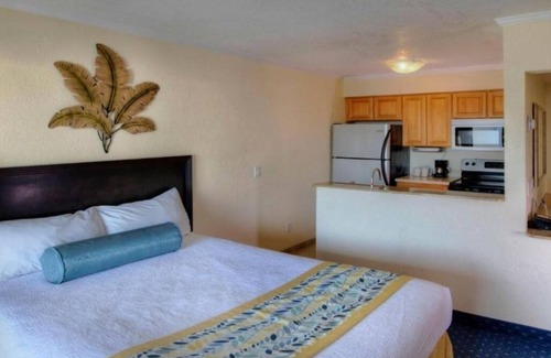 Rocky Point Hotel | Unit w/Pool View Balcony! Outdoor Pool, Parking, Near Tampa Bay History Center!