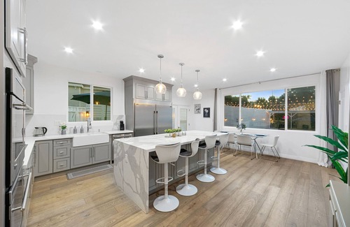 Studio City Villa | Universal Studio Contemporary Villa with Pool Sleeps 10