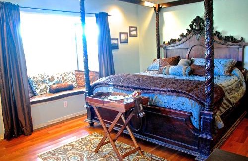 Los Angeles House | Universal Studios-Hollywood Hills guest suite with King bed