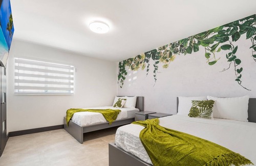 Ludlam Villa | Universal villa with pool, lake and Games