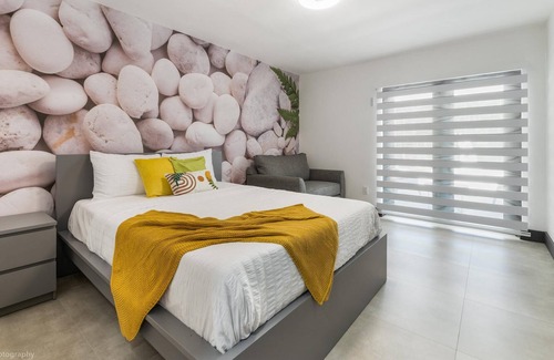 Ludlam Villa | Universal villa with pool, lake and Games