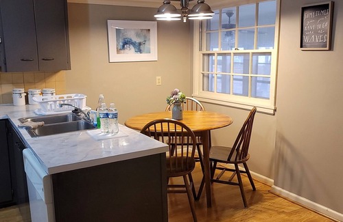 Pittsburg House | University campus vacation home - with massage chair and game room!