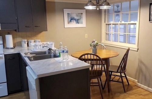 Pittsburg House | University campus vacation home - with massage chair and game room!