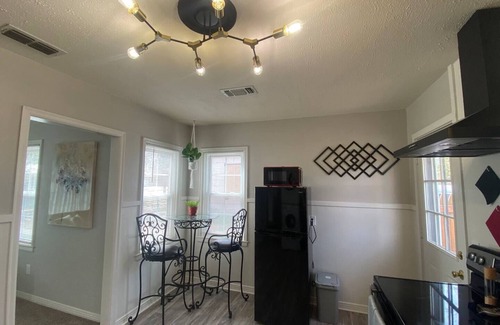 Lubbock House | University Cottage Ŧnn