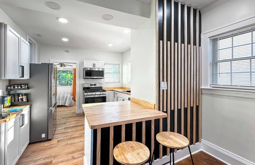 University Heights House | University Heights Renovated Home -King bed ,4-bedroom with WIFI, fitness room
