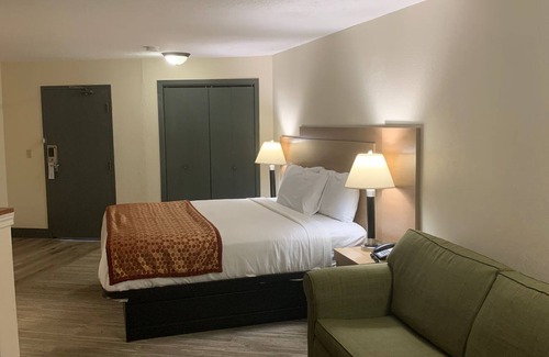 Stevens Point Hotel | University Inn & Suites Stevens Point