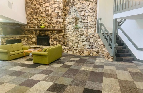 Stevens Point Hotel | University Inn & Suites Stevens Point