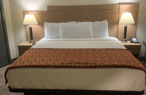 Stevens Point Hotel | University Inn & Suites Stevens Point