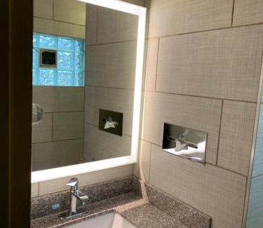 Eggertsville Hotel | University Manor Inn