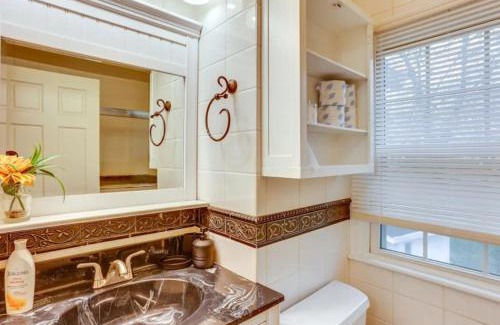College Park House | University Villa near Bucknell with Pool