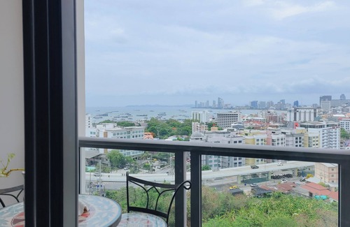 Pratumnak Hill Condo | Unixx South Pattaya Condo Seaview Family Room near walking street