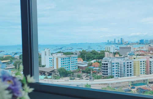 Pratumnak Hill Condo | Unixx South Pattaya Condo Seaview Family Room near walking street