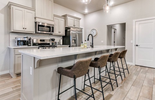 Wheatland House | Unleash Your Family’s Next Adventure: Stunning 4 Bed in Yukon!