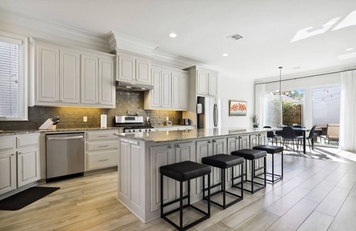 Mid City South House | Unmatched Comfort 4 Families - ADA/Pet/EV Friendly