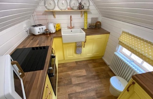 Pontsticill Cabin | Unmissable Views | Outdoor Bath | Custom Design