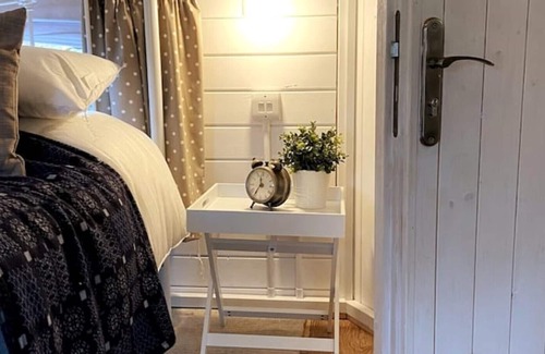 Pontsticill Cabin | Unmissable Views | Outdoor Bath | Custom Design
