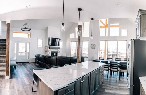 Fish Haven House | Unobstructed Lake Views! Bunk Room w/Video Games! Ping Pong & Foosball! Extra Fridge & Freezer Space!