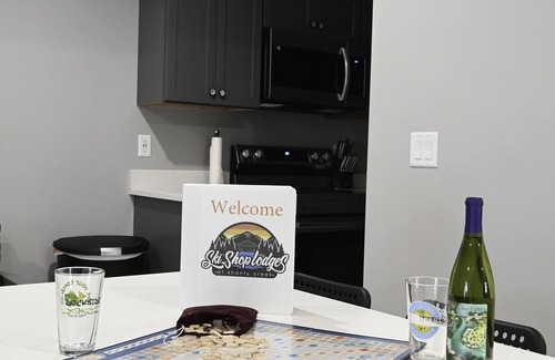 Bellaire Condo | Unpack and relax in this 2 bedrm, 1.5 bath mountain view condo. Sleeps 6. Pools