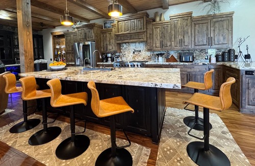 Island Park House | UNPARALLELED Elegance, Dramatic Mountain/Lake Views! 20 Mins to Yellowstone NP!