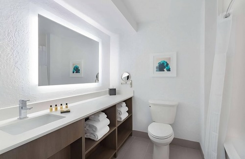 Florida Central Atlantic Coast Hotel | Unplug & Unwind! 4 Gorgeous Accommodations Close to Local Attractions | Pool