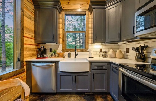 Pickens Cabin | Unplugged Cabin · Chic Cabin: Hot Tub, 2 King En-Suites & Fireplaces
