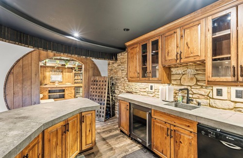 Keene House | Unrivaled Elegance in Bourbon & Horse Country, 9BR 7BA, Heated Pool & Spa