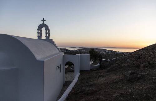 Plintri Villa | Unrivaled luxury awaits at our vast Mykonos villa, the perfect summer escape.