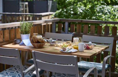 Bad Rodach Apartment | Unser Stelzenhaus ist für Vier Personen Gedacht, Gerne Können Auch Noch Babybett und Hochstuhl auf Anfrage Dazu Gestellt Werden. Die Einrichtung ist Naturfarben und Schwarz mit Schicken, Maritimen Details. Der Raum ist ca. 20 qm Groß und man Kann bei