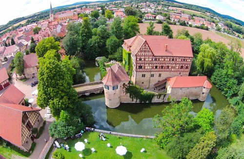 Unsleben Apartment | Unsleben moated castle, castle house