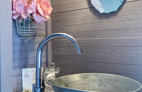 Saint-Just-et-Vacquieres House | Unusual accommodation in a cosy and comfortable authentic caravan