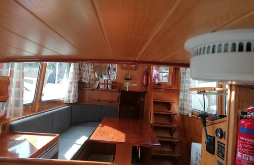Cognac Boat Rental | Unusual accommodation, 5 minutes from the station and all the must-see sites.