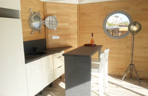 Saumur Boat Rental | UNUSUAL GORGEOUS TRADITIONAL BOAT FACING THE CHATEAU DE SAUMUR