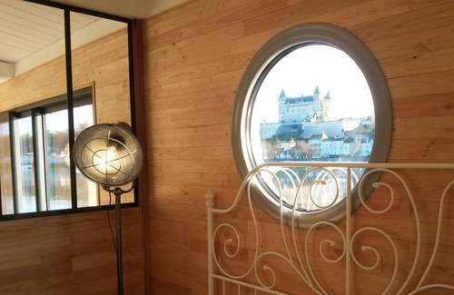 Saumur Boat Rental | UNUSUAL GORGEOUS TRADITIONAL BOAT FACING THE CHATEAU DE SAUMUR