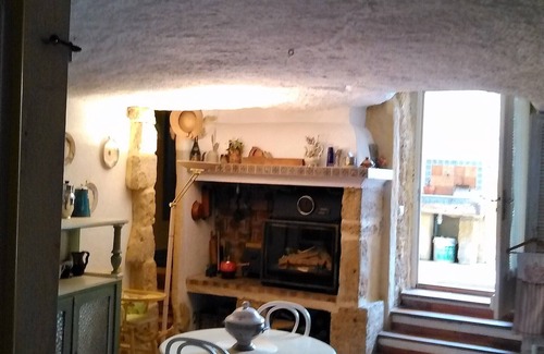 Saint-Chamas House | Unusual holiday in a troglodyte house in Saint-Chamas.
